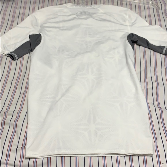 Compression shirts size medium - Picture 3 of 5